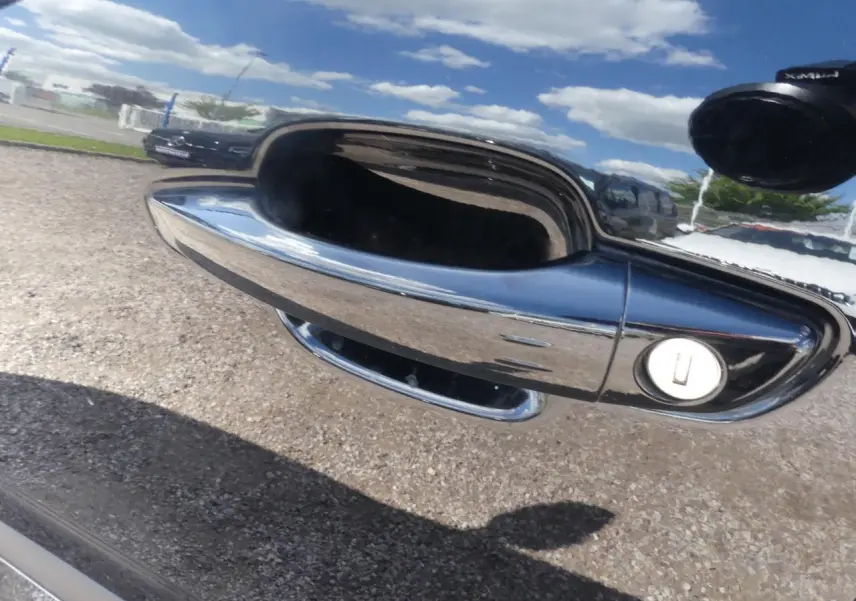 Poignée de porte noire brillante côté gauche du Citroën C5 Aircross 2020 avec serrure intégrée.