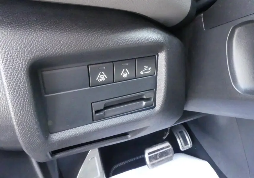 Gros plan sur les commandes de sécurité et pédalier aluminium côté conducteur du Citroën C5 Aircross noir 2020.