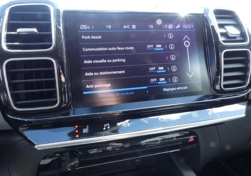 Écran tactile central du tableau de bord du Citroën C5 Aircross noir, affichant les aides à la conduite.