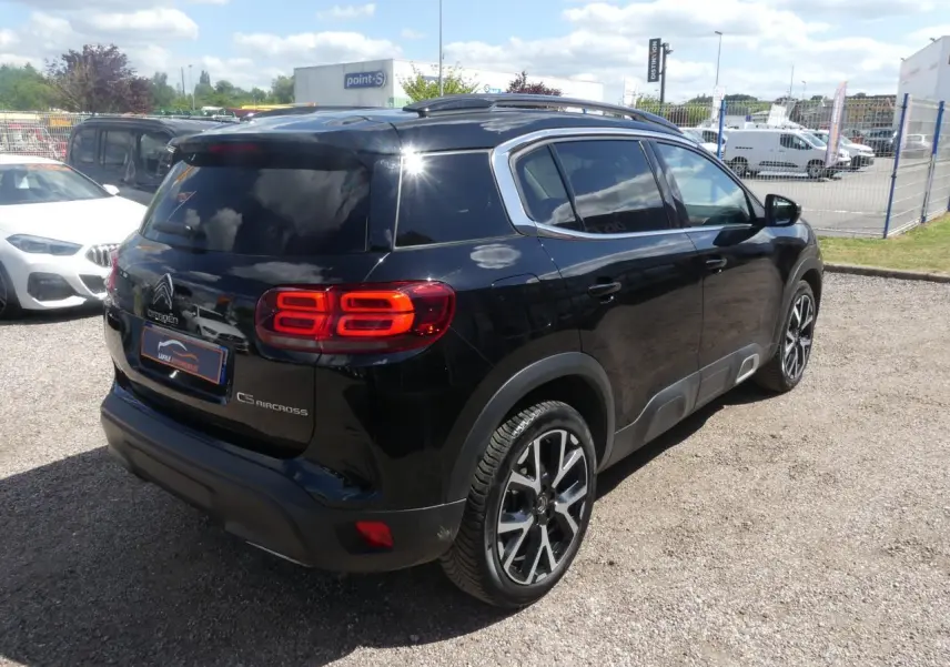 Vue 3/4 arrière droite du Citroën C5 Aircross noir nacré avec jantes alliage et vitres teintées.