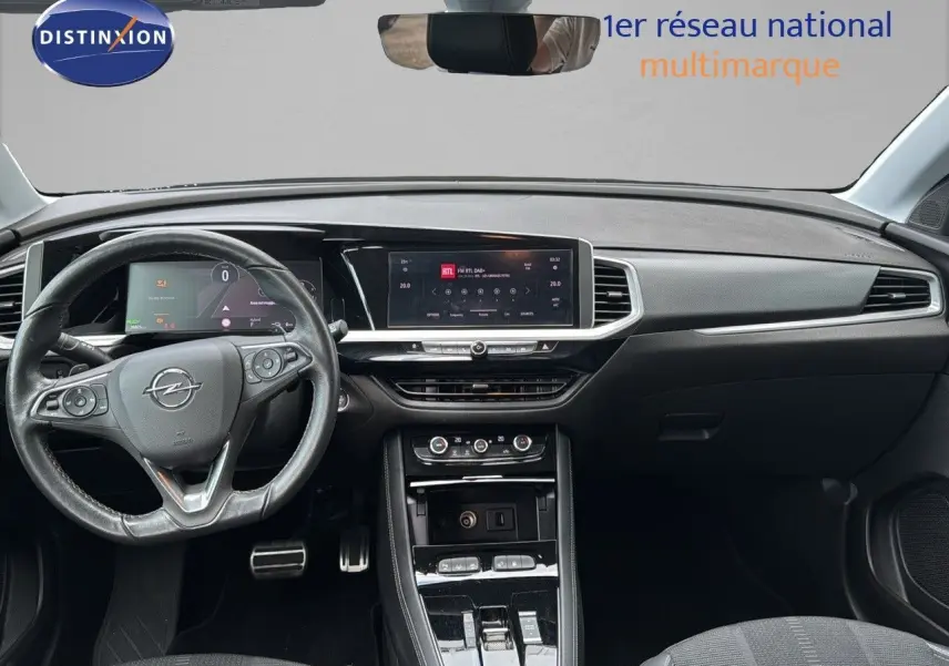 Vue intérieure frontale de l’Opel Grandland noir 2024, mettant en valeur le tableau de bord digital et la console centrale moderne.