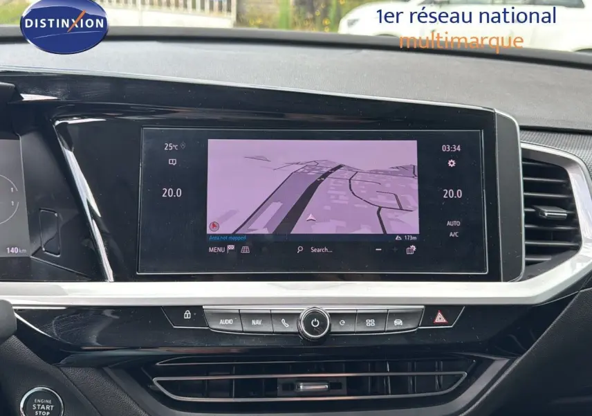 Tableau de bord de l’Opel Grandland noir 2024 avec écran tactile affichant la navigation, vue frontale intérieure.