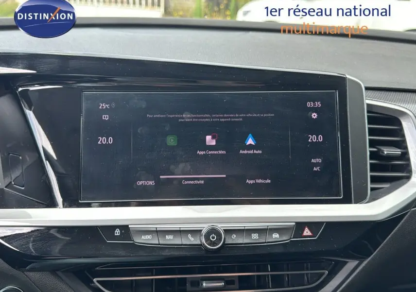Vue rapprochée de l'écran tactile central noir de l'Opel Grandland 2024 avec affichage des applications connectées.