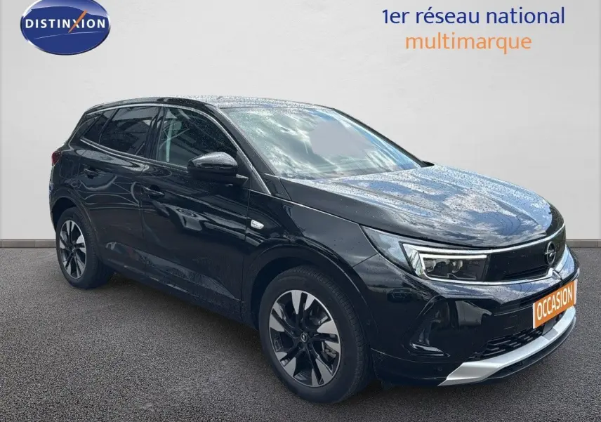 Opel Grandland noir en 3/4 avant droit, SUV hybride rechargeable avec jantes bi-ton et calandre chromée.