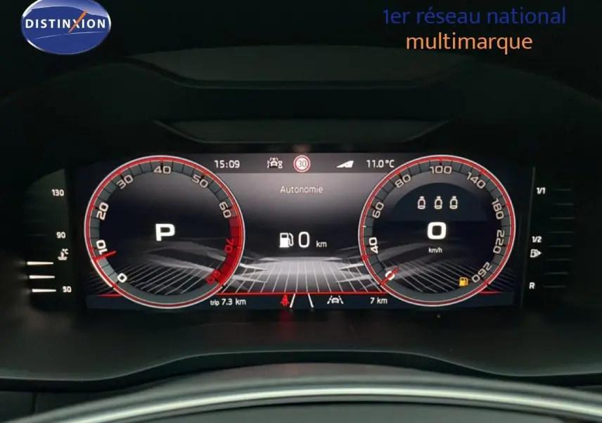 Tableau de bord numérique du Skoda Karoq gris argent 2025, affichage vitesse et autonomie à 0 km.