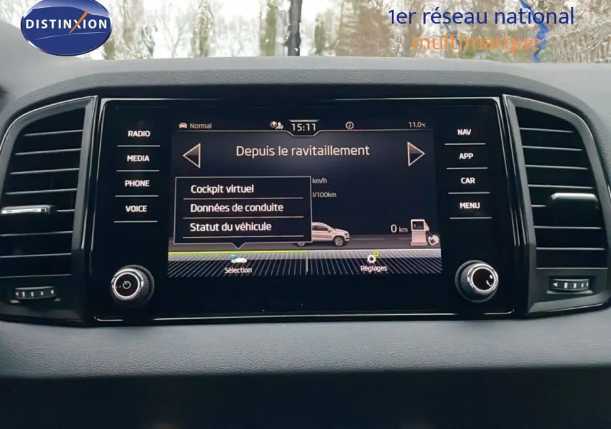 Écran central tactile du tableau de bord du Skoda Karoq gris argent, affichant les options de conduite.