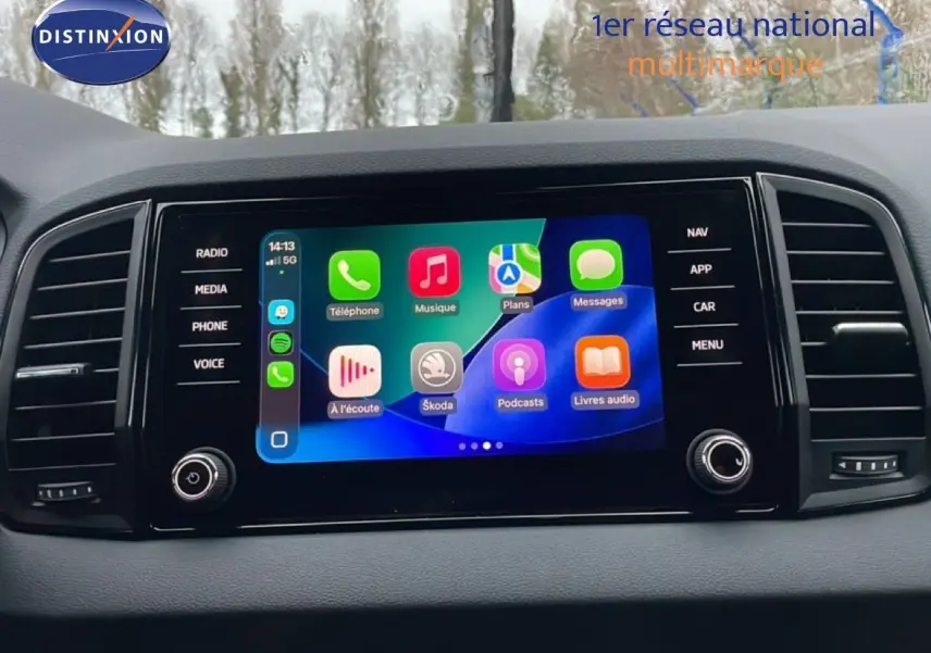 Écran tactile central du Skoda Karoq 2025 affichant les applications multimédia, vue de face en intérieur.