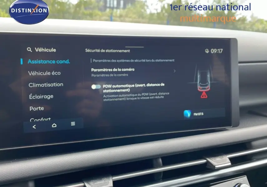 Vue rapprochée de l’écran central tactile du Hyundai Tucson blanc Atlas 2026 affichant les paramètres d’assistance à la conduite.