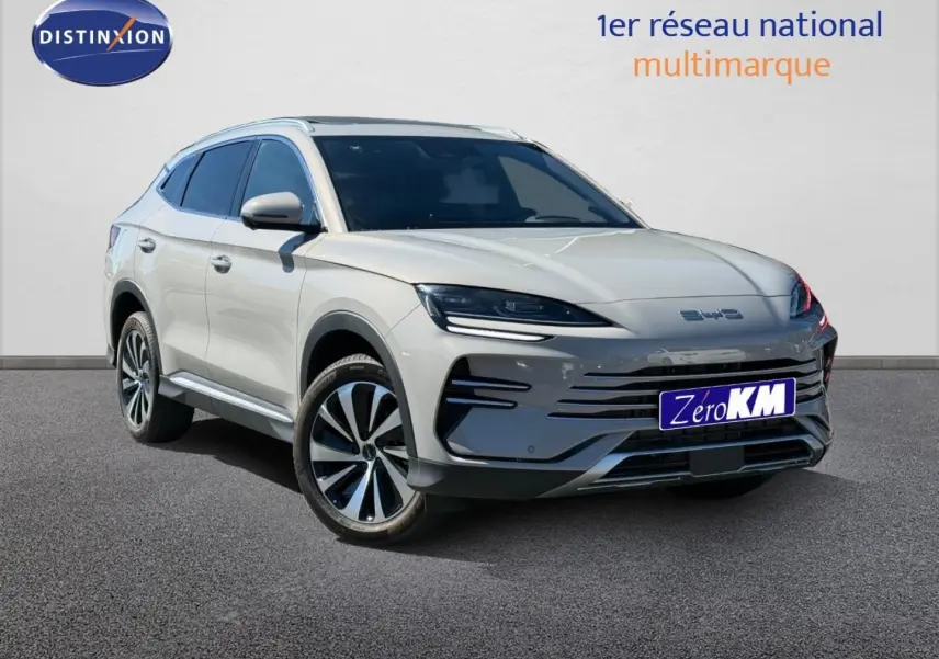 Vue 3/4 avant du SUV BYD SEAL U hybride rechargeable en métallisé Boundless Cloud avec jantes alliage.