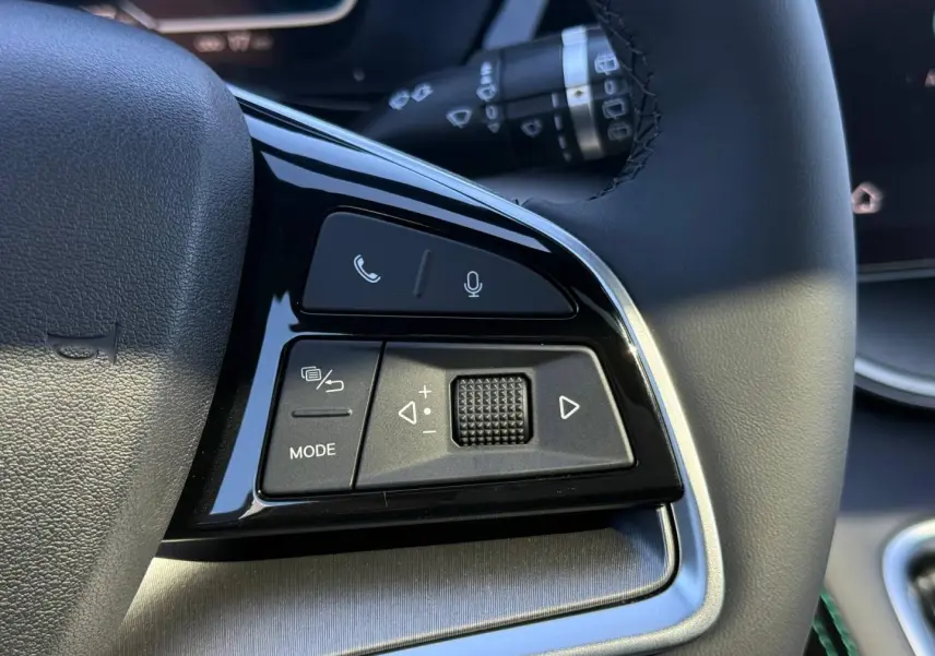 Gros plan sur les commandes multifonctions noires à gauche du volant du BYD SEAL U 1.5 DM-i en Boundless Cloud métallisé.