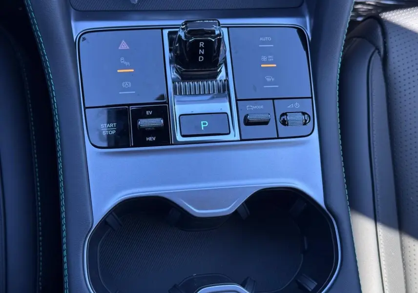 Vue rapprochée de la console centrale grise du BYD SEAL U 1.5 DM-i avec levier de vitesses automatique et commandes tactiles.