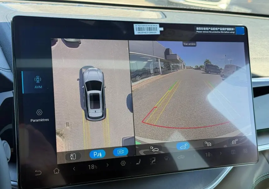 Écran tactile intérieur du BYD SEAL U 1.5 DM-i 218ch Boost montrant la caméra de recul et vue 360° en stationnement.