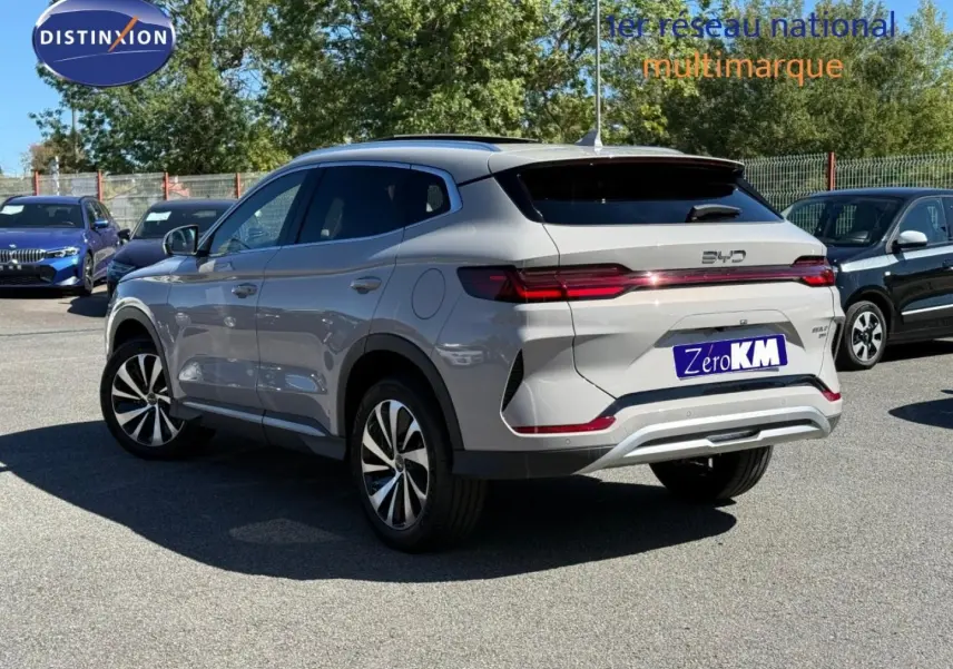 Vue 3/4 arrière droite du SUV BYD SEAL U 1.5 DM-i en gris métallisé Boundless Cloud sur parking extérieur.