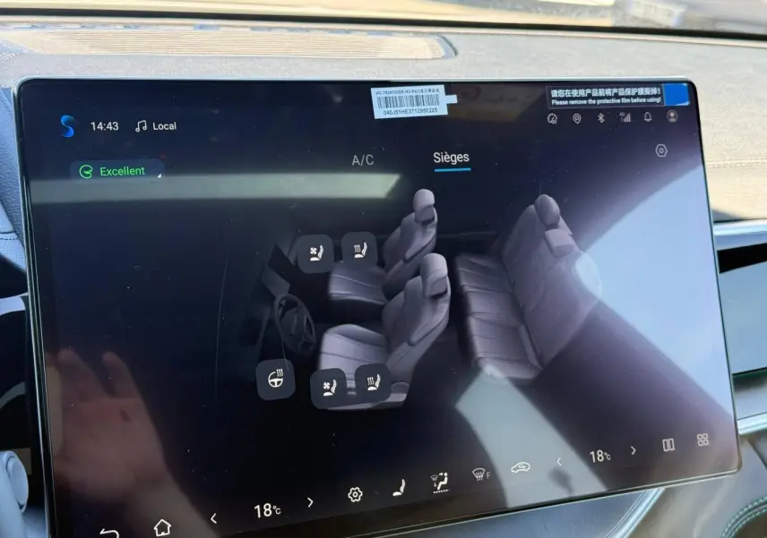 Écran tactile intérieur du BYD SEAL U affichant les réglages des sièges avec interface en français.