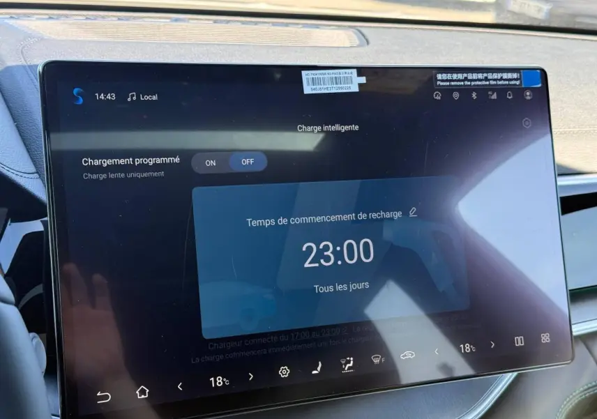 Écran tactile intérieur du BYD SEAL U 1.5 DM-i 218ch Boost affichant la programmation de recharge à 23h.