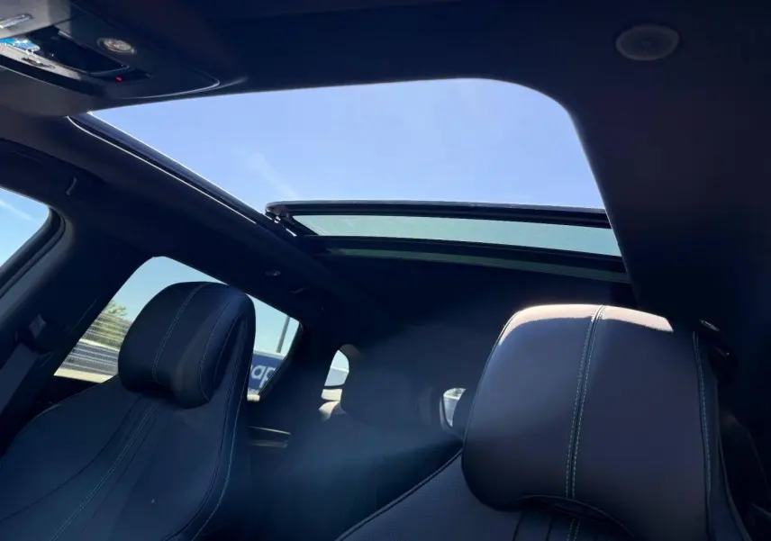 Vue intérieure du toit ouvrant panoramique et des sièges avant en cuir noir du BYD SEAL U 1.5 DM-i 218ch Boost.