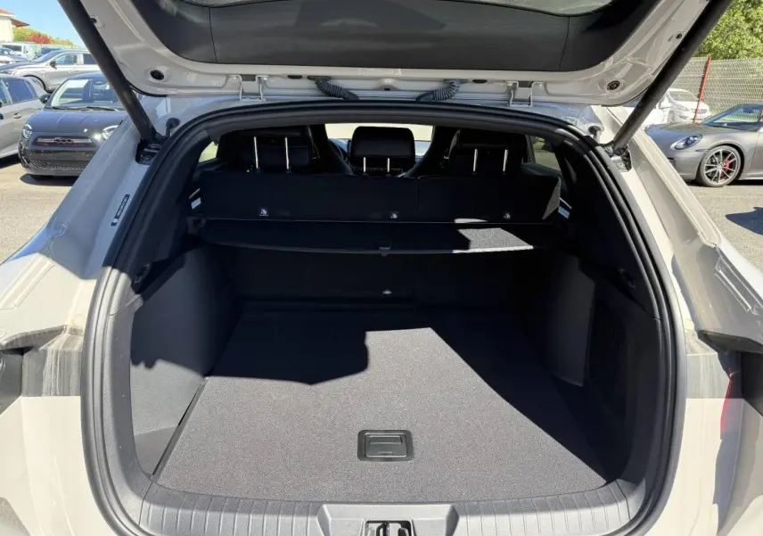 Coffre ouvert vu de l'arrière du BYD SEAL U 1.5 DM-i 218ch Boost en Boundless Cloud métallisé, espace de chargement spacieux.