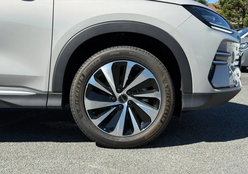 Gros plan sur la roue avant droite et la partie avant d’un BYD SEAL U 1.5 DM-i métallisé Boundless Cloud.