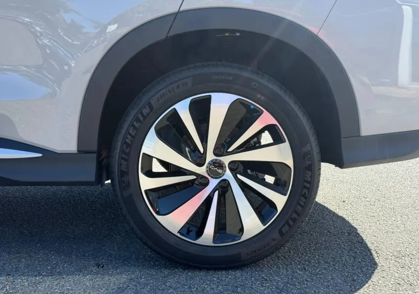 Gros plan sur la roue avant droite du BYD SEAL U 1.5 DM-i 218ch Boost en Boundless Cloud métallisé, jante alu bicolore.