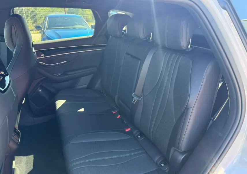 Vue intérieure côté droit des sièges arrière en cuir noir du BYD SEAL U 1.5 DM-i 218ch Boost Boundless Cloud métallisé.