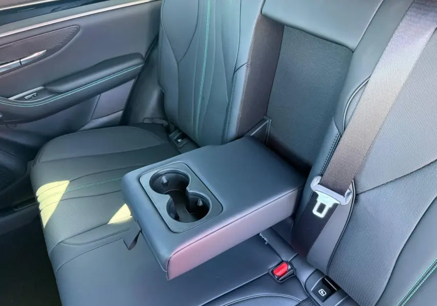 Vue rapprochée de la banquette arrière noire avec accoudoir central et porte-gobelets du BYD SEAL U 2026.