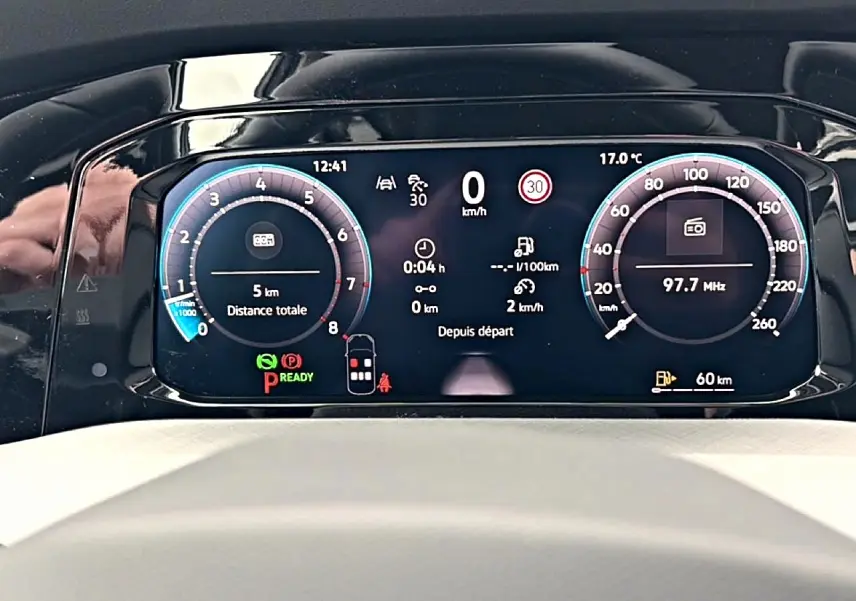 Tableau de bord numérique de Volkswagen Golf 2026, affichage digital avec compte-tours et vitesse à 0 km/h.