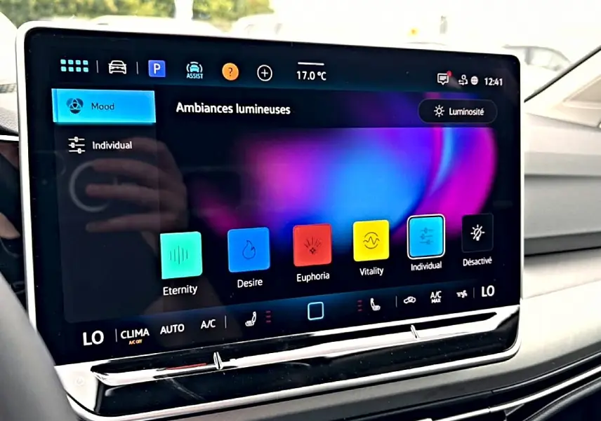 Écran tactile central de la Volkswagen Golf 1.5 ETSI Evo2 2026 affichant les options d'ambiances lumineuses.