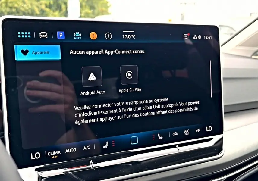 Écran tactile central affichant les options Android Auto et Apple CarPlay dans l'habitacle d'une Volkswagen Golf 2026.
