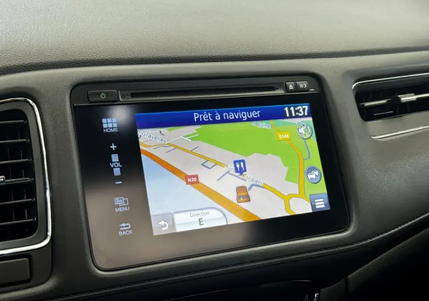 Écran tactile de navigation 7 pouces du tableau de bord noir du Honda HR-V 1.5 i-VTEC 130 blanc, vue intérieure rapprochée.