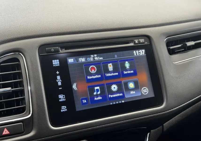 Écran tactile multimédia 7 pouces du tableau de bord noir du Honda HR-V 1.5 i-VTEC 130 Exclusive, intérieur gris.