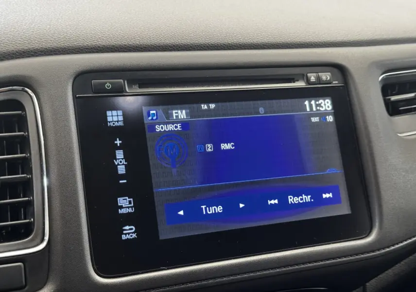 Écran tactile central du tableau de bord du Honda HR-V 1.5 i-VTEC blanc, affichant la radio FM.