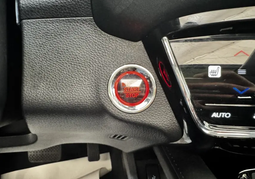 Gros plan sur le bouton rouge Start/Stop entouré de chrome dans l’habitacle noir du Honda HR-V 2019.