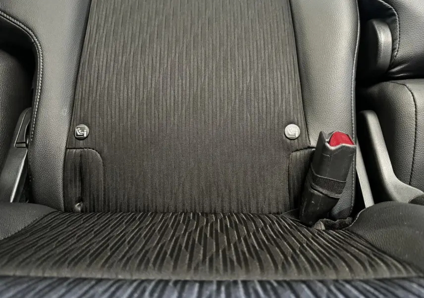 Gros plan sur la banquette arrière noire du Honda HR-V 2019 avec ceintures de sécurité et fixations Isofix visibles.