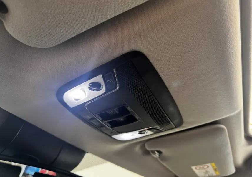 Plafonnier intérieur avec éclairage LED et commandes du toit ouvrant du Honda HR-V blanc, vue en contre-plongée.