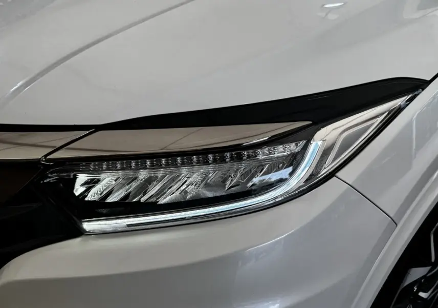 Gros plan sur le phare avant droit LED du Honda HR-V blanc 2019, soulignant son design moderne et précis.