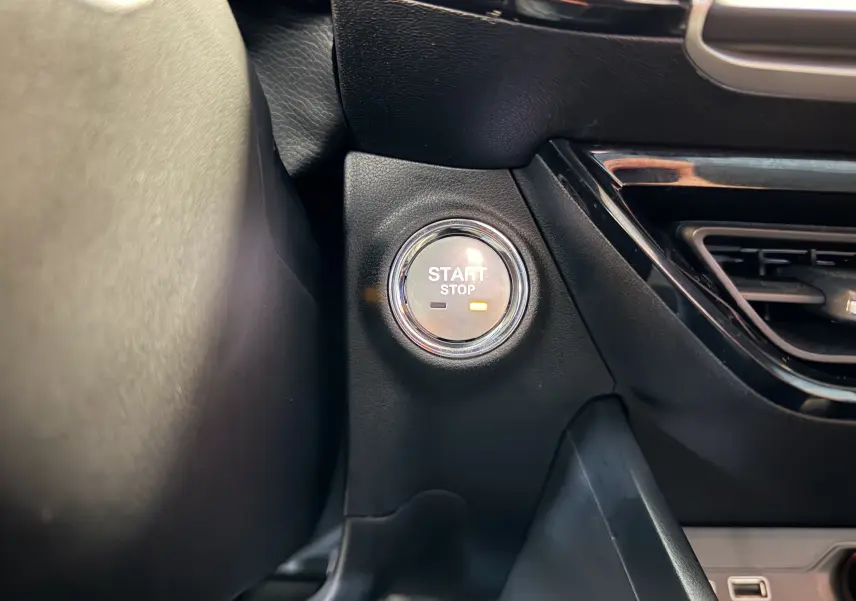 Gros plan sur le bouton Start/Stop du tableau de bord intérieur de la MG3 1.5 L Hybrid+ 2025, finition Luxury.