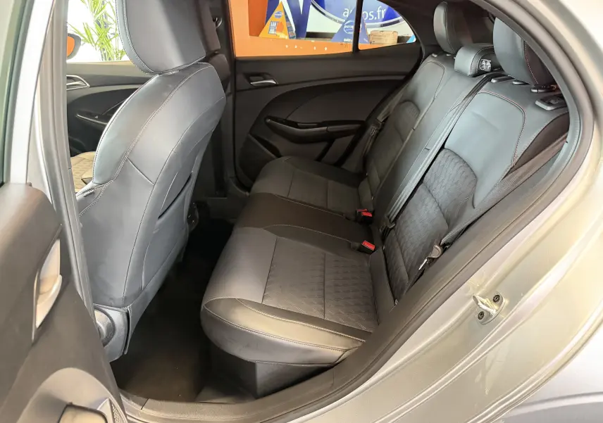 Vue côté droit de l’habitacle arrière du MG3 1.5 L Hybrid+ 2025 en cosmic silver avec sièges en similicuir noir.