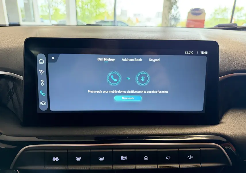 Écran tactile central de 10,25 pouces du MG3 2025 en vue frontale, affichant le menu Bluetooth sur tableau de bord noir.