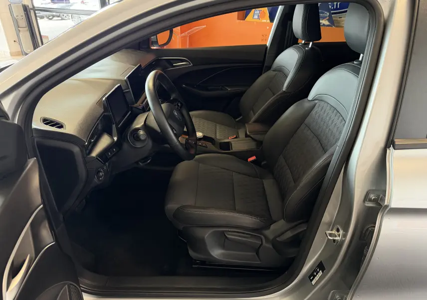 Intérieur côté conducteur de MG3 cosmic silver 2025, sièges en similicuir et tissu, tableau de bord avec écran tactile.