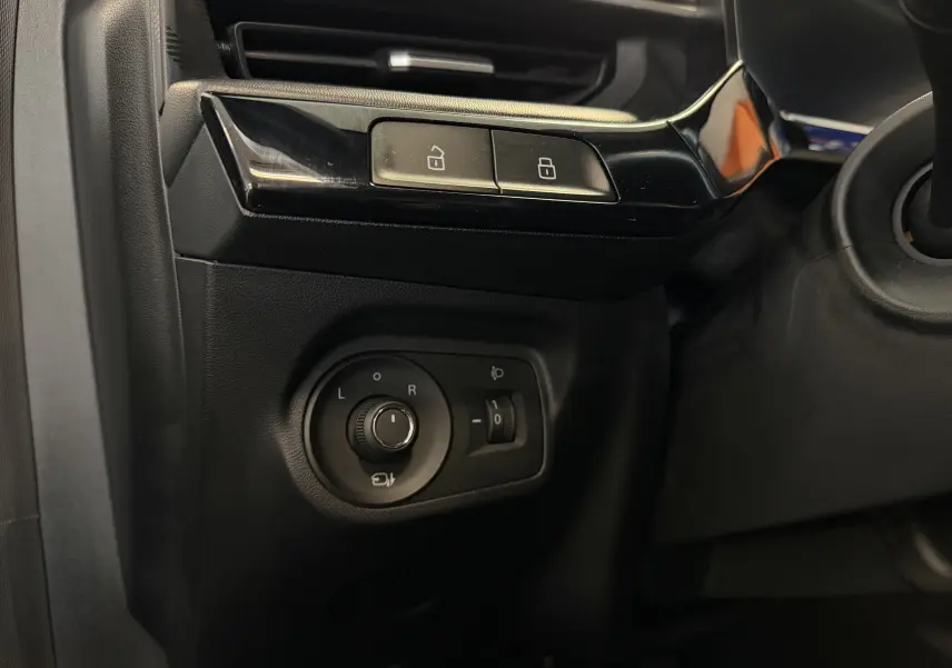 Gros plan sur les commandes de réglage des rétroviseurs et des serrures côté gauche intérieur noir du MG3 cosmic silver 2025.