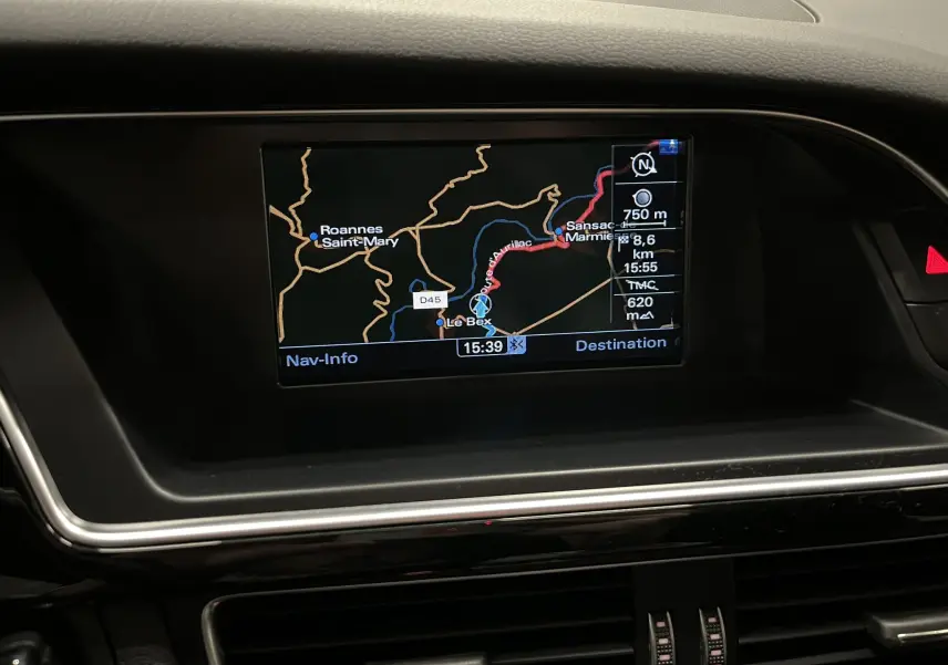 Écran de navigation Audi MMI affichant un itinéraire, intégré au tableau de bord noir de l'Audi A5 Sportback.