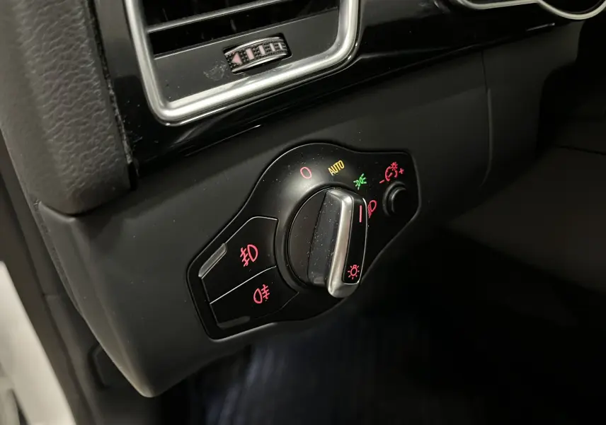 Gros plan sur le bouton de commande des phares de l'Audi A5 Sportback 2015, avec éclairage automatique activé.