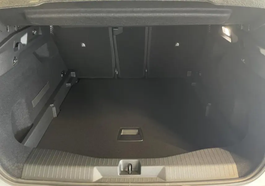 Coffre ouvert du Citroën C5 Aircross blanc, vue arrière montrant un espace de chargement spacieux et noir.