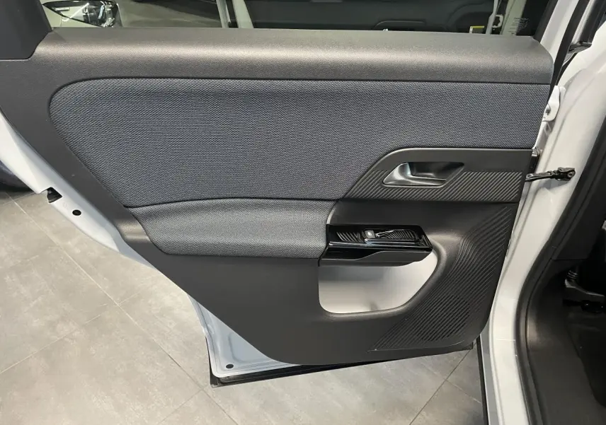 Vue rapprochée de la porte arrière droite blanche du Citroën C5 Aircross 2026 avec intérieur noir texturé.