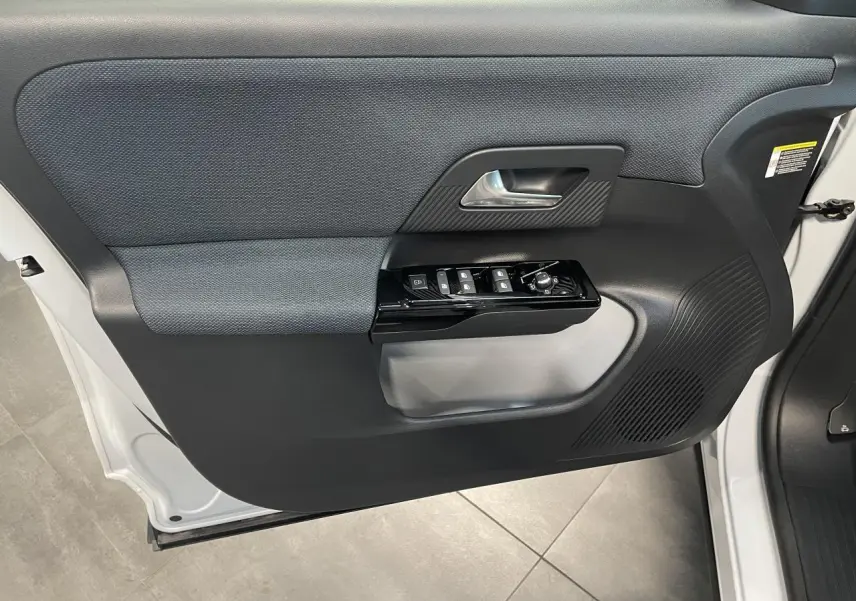 Porte avant gauche ouverte d’un Citroën C5 Aircross blanc, avec panneau intérieur noir et commandes de vitres.