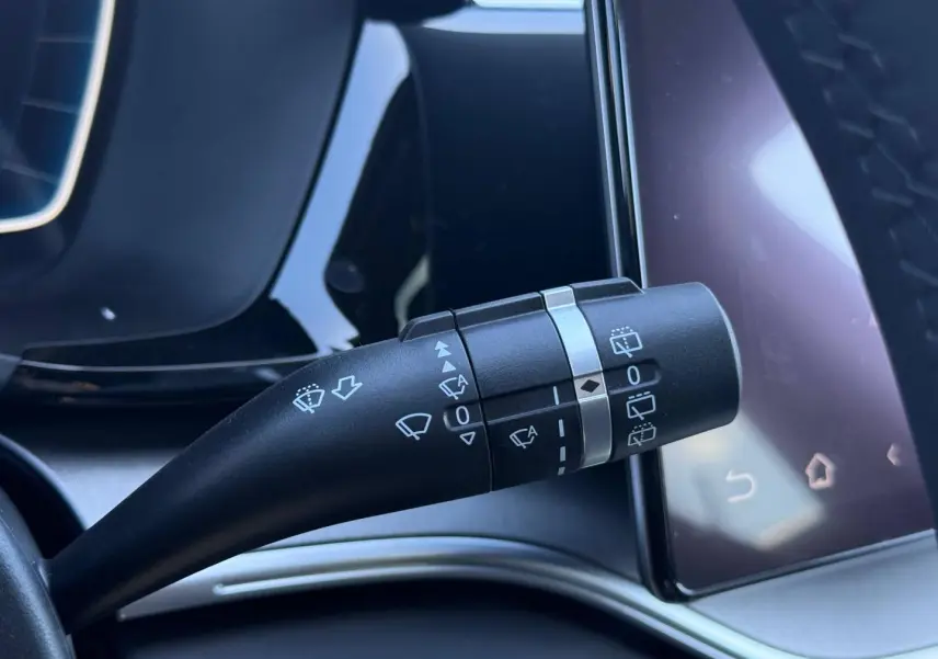 Gros plan sur la commande des essuie-glaces côté gauche dans l’habitacle du BYD SEAL U 2026 finition Design AWD.