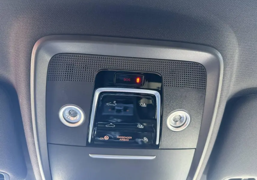 Vue en gros plan du panneau de commandes de toit ouvrant et éclairage intérieur du BYD SEAL U Boundless Cloud métallisé.