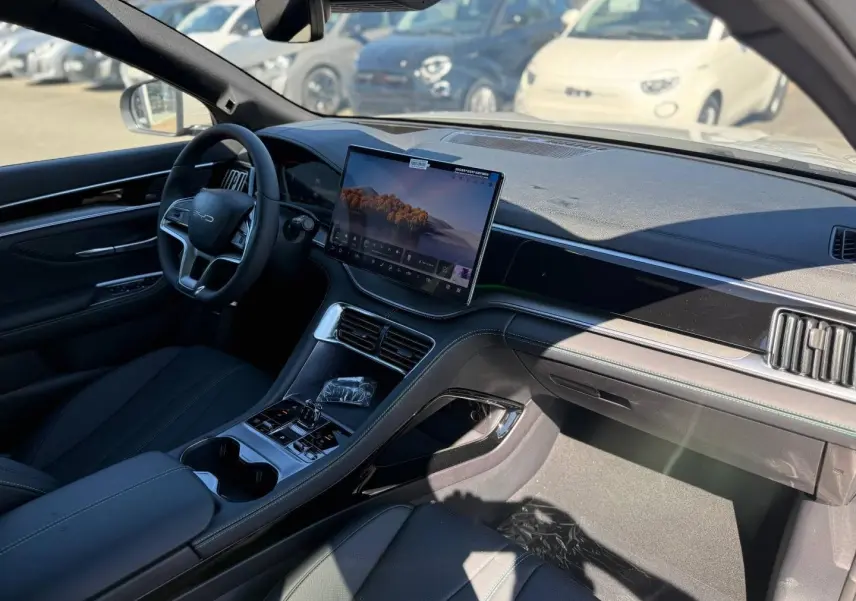 Vue intérieure côté passager du tableau de bord et console centrale du BYD SEAL U avec écran tactile flottant.