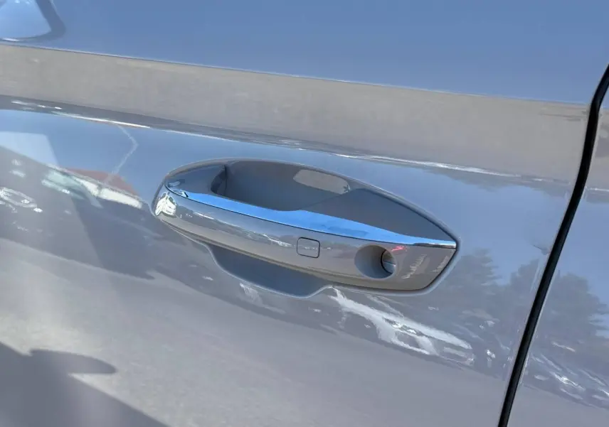 Poignée de porte côté gauche en chrome sur BYD SEAL U 1.5 DM-i 324ch Design AWD Boundless Cloud métallisé.
