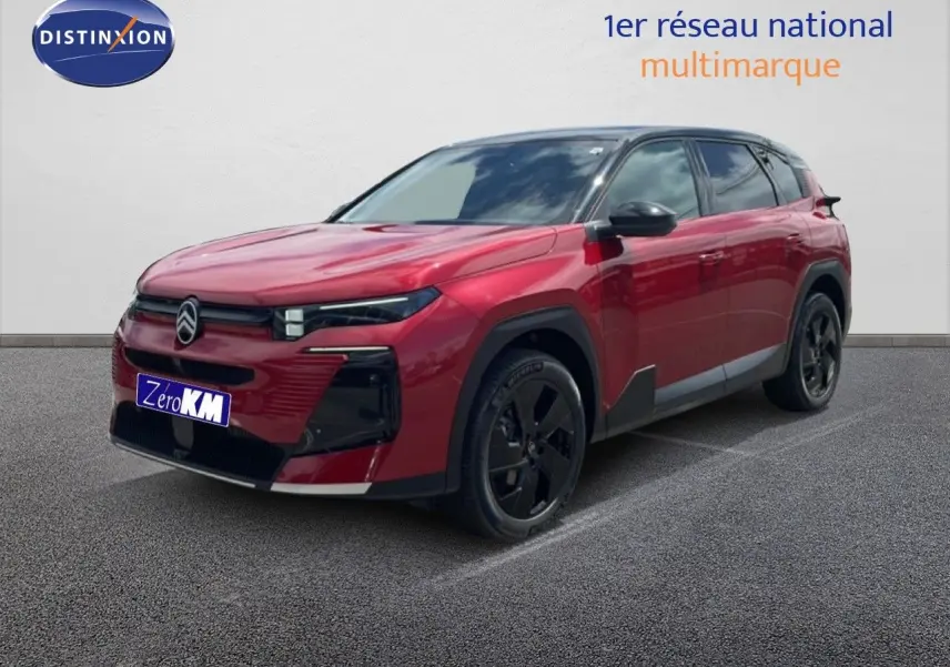 Citroën C5 Aircross Hybrid rouge rubis métal en 3/4 avant droit, avec jantes noires et détails noirs contrastants.